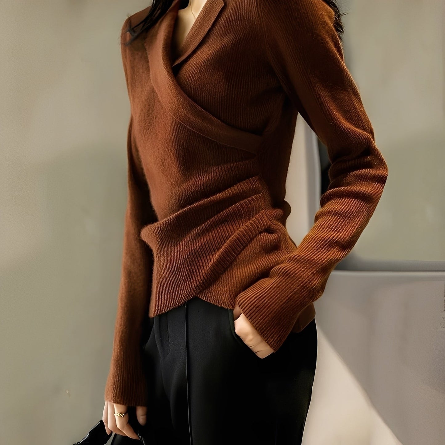 Myrtle - Classico maglione slim-fit asimmetrico per donne