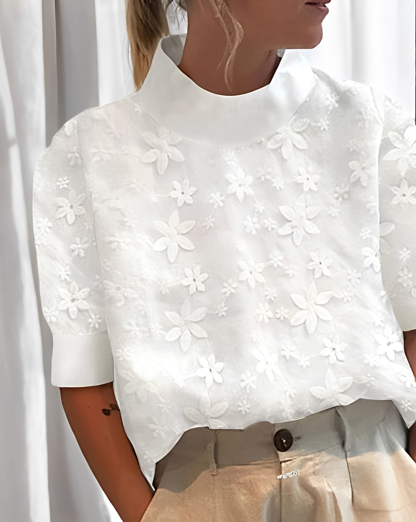 Julia - Bella blusa con ricami e collo alto per donne