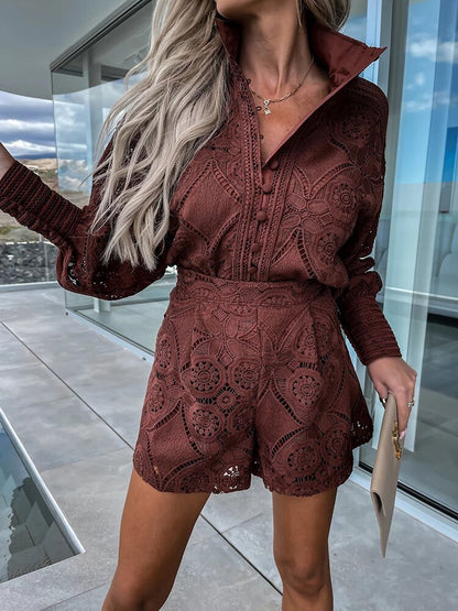 Aurora – Set in Pizzo con Blusa e Shorts Eleganti