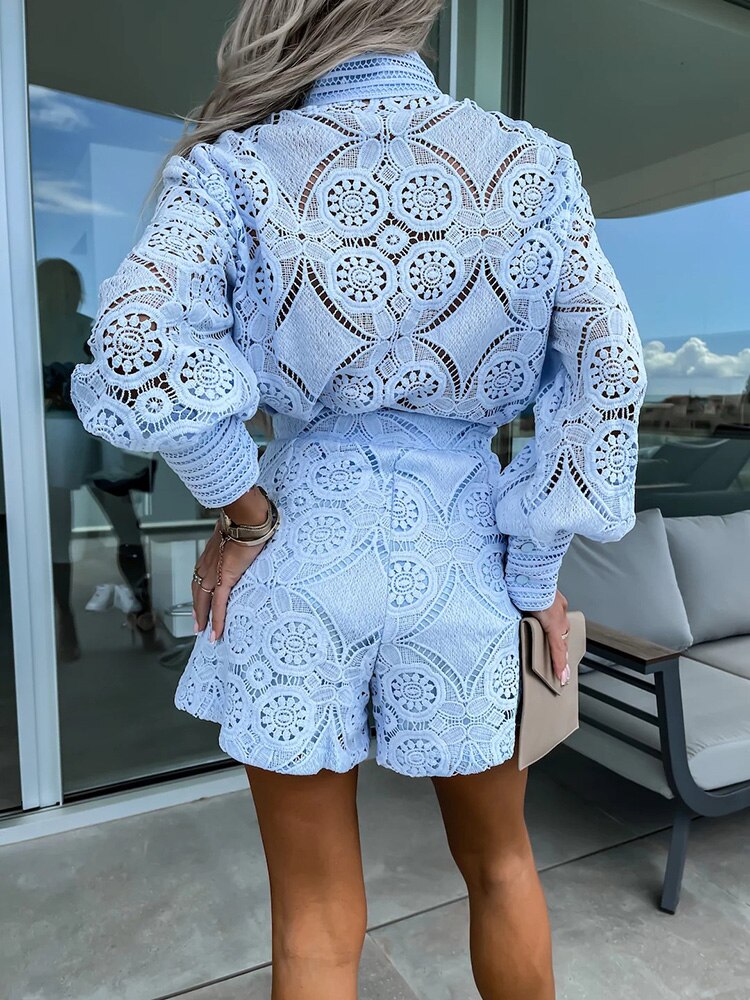 Aurora – Set in Pizzo con Blusa e Shorts Eleganti