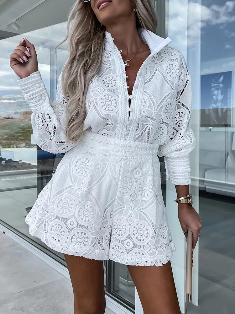 Aurora – Set in Pizzo con Blusa e Shorts Eleganti