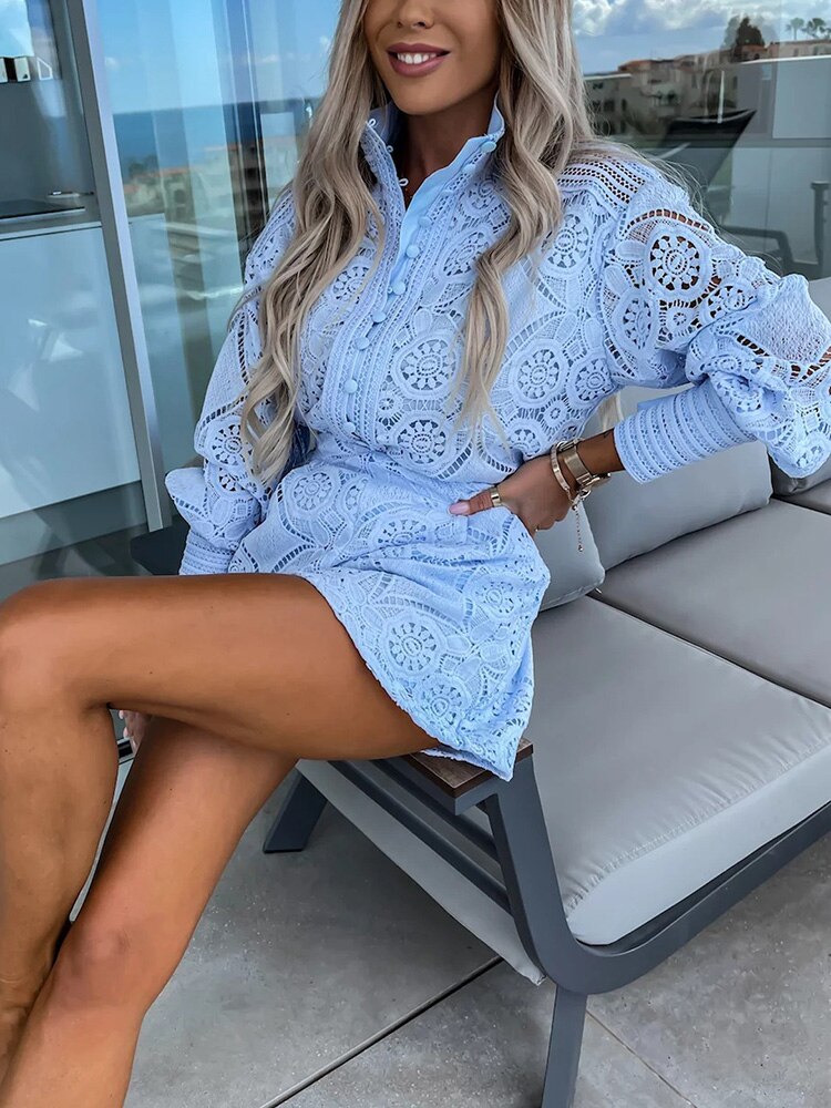 Aurora – Set in Pizzo con Blusa e Shorts Eleganti