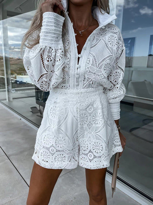 Aurora – Set in Pizzo con Blusa e Shorts Eleganti