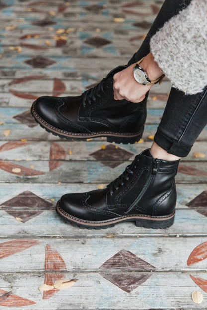 Stivaletti Stringati in Pelle Nera – Brogue da Donna