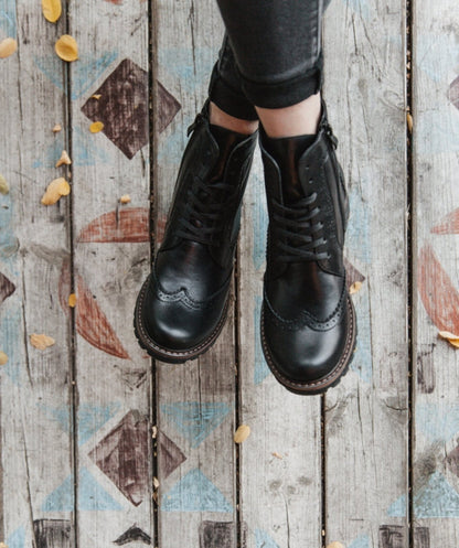 Stivaletti Stringati in Pelle Nera – Brogue da Donna